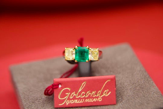 Anello con smeraldo e diamanti fancy yellow
