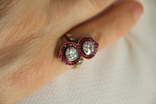 Anello toi moi con rubini calibrati