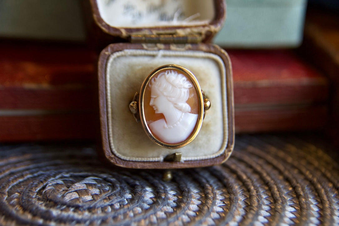Anello Vittoriano con Cameo