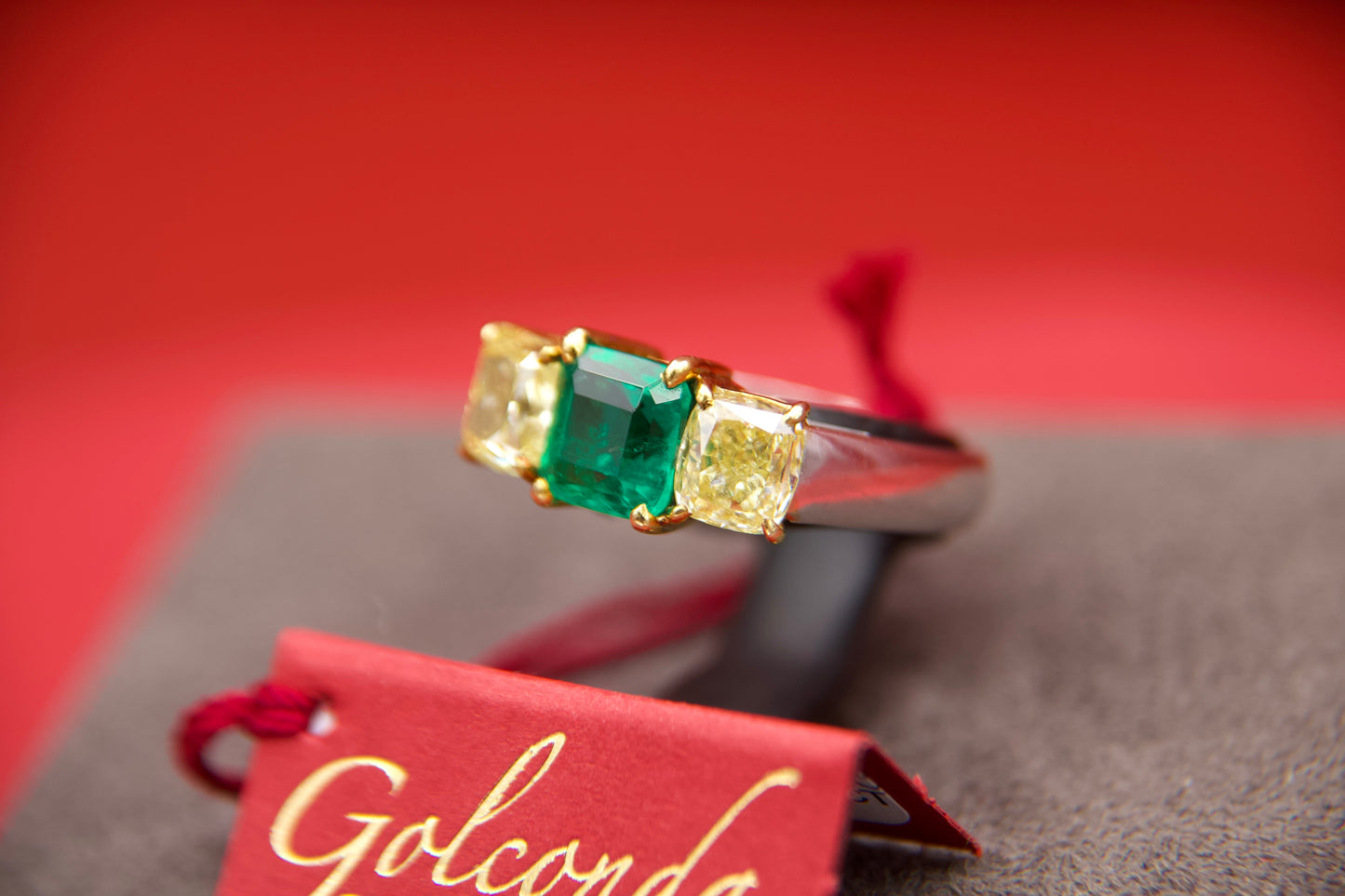 Anello con smeraldo e diamanti fancy yellow