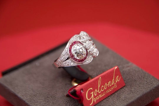 Anello "Art Deco" con Diamante di 2,40 carati e rubini calibrati
