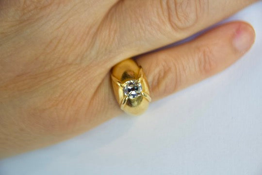 Anello dome con diamante taglio antico