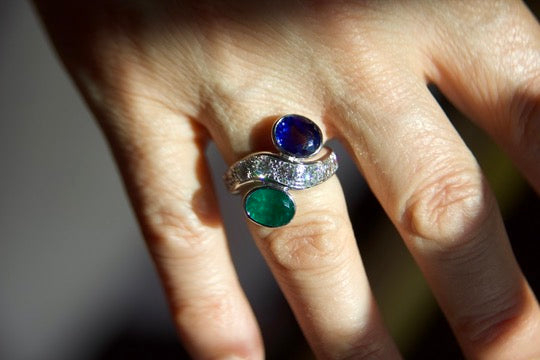 Toi moi ring with sapphire and emerald