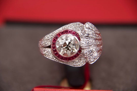 Anello "Art Deco" con Diamante di 2,40 carati e rubini calibrati