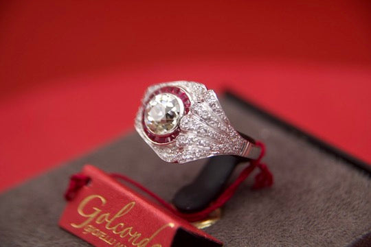 Anello "Art Deco" con Diamante di 2,40 carati e rubini calibrati