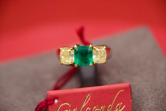 Anello con smeraldo e diamanti fancy yellow