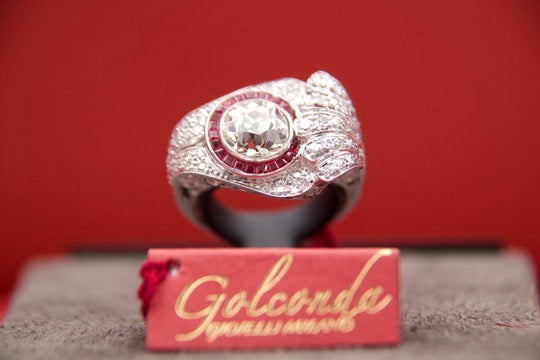 Anello "Art Deco" con Diamante di 2,40 carati e rubini calibrati