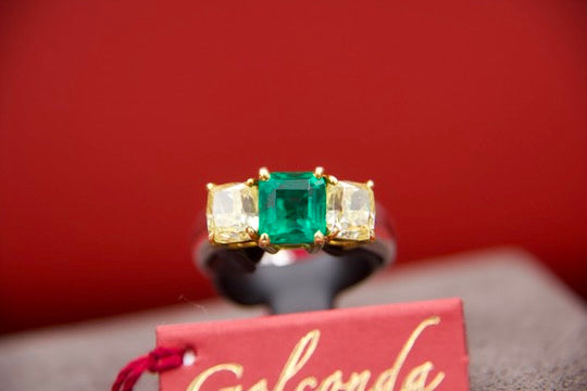 Anello con smeraldo e diamanti fancy yellow