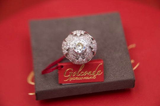 Important "Art Deco" diamond bud ring full of details