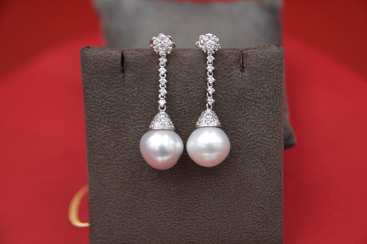 Orecchini pendenti con perle bianche "South Sea"