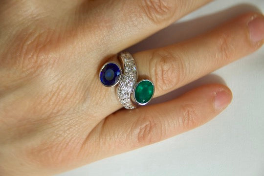 Toi moi ring with sapphire and emerald