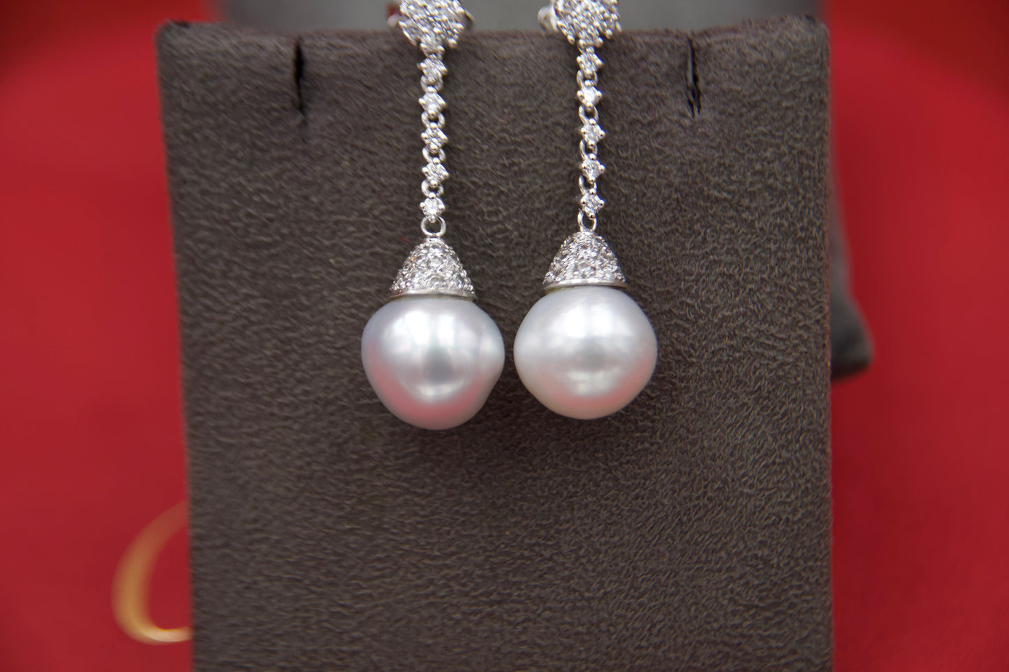 Orecchini pendenti con perle bianche "South Sea"