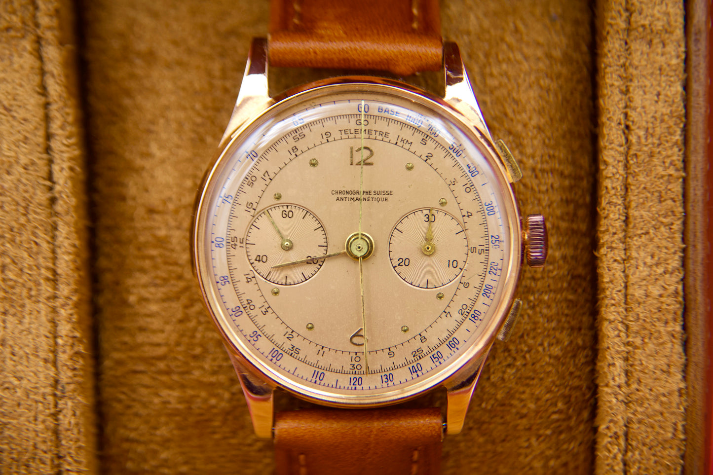 Orologio "Cronographe Suisse" anni 50 in oro 18kt