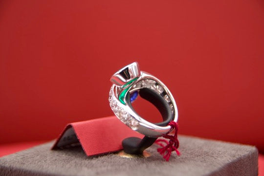 Toi moi ring with sapphire and emerald
