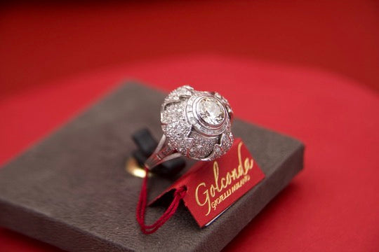 Important "Art Deco" diamond bud ring full of details