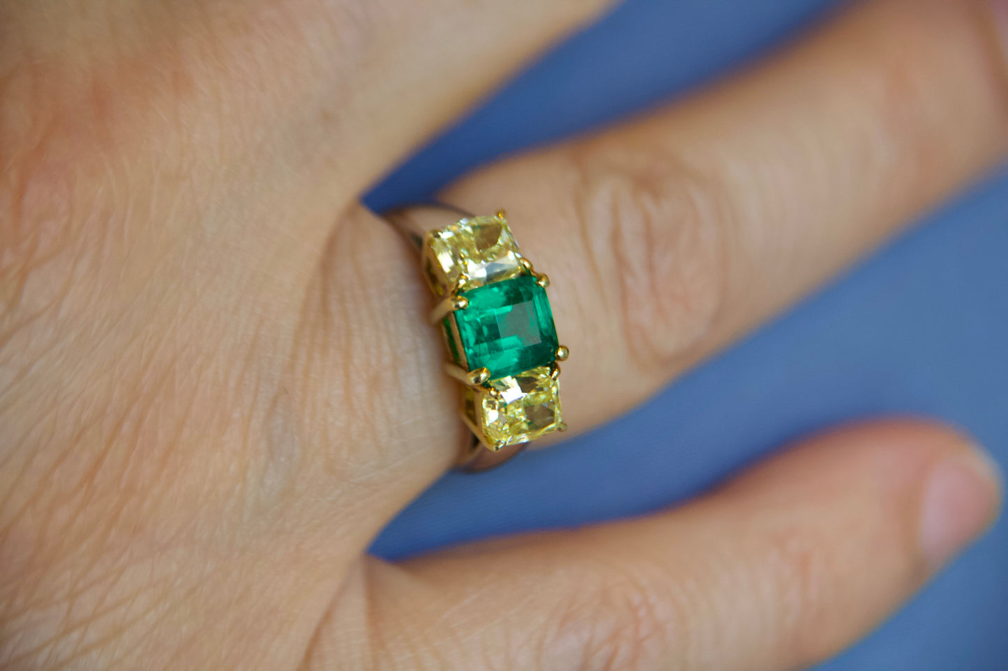 Anello con smeraldo e diamanti fancy yellow