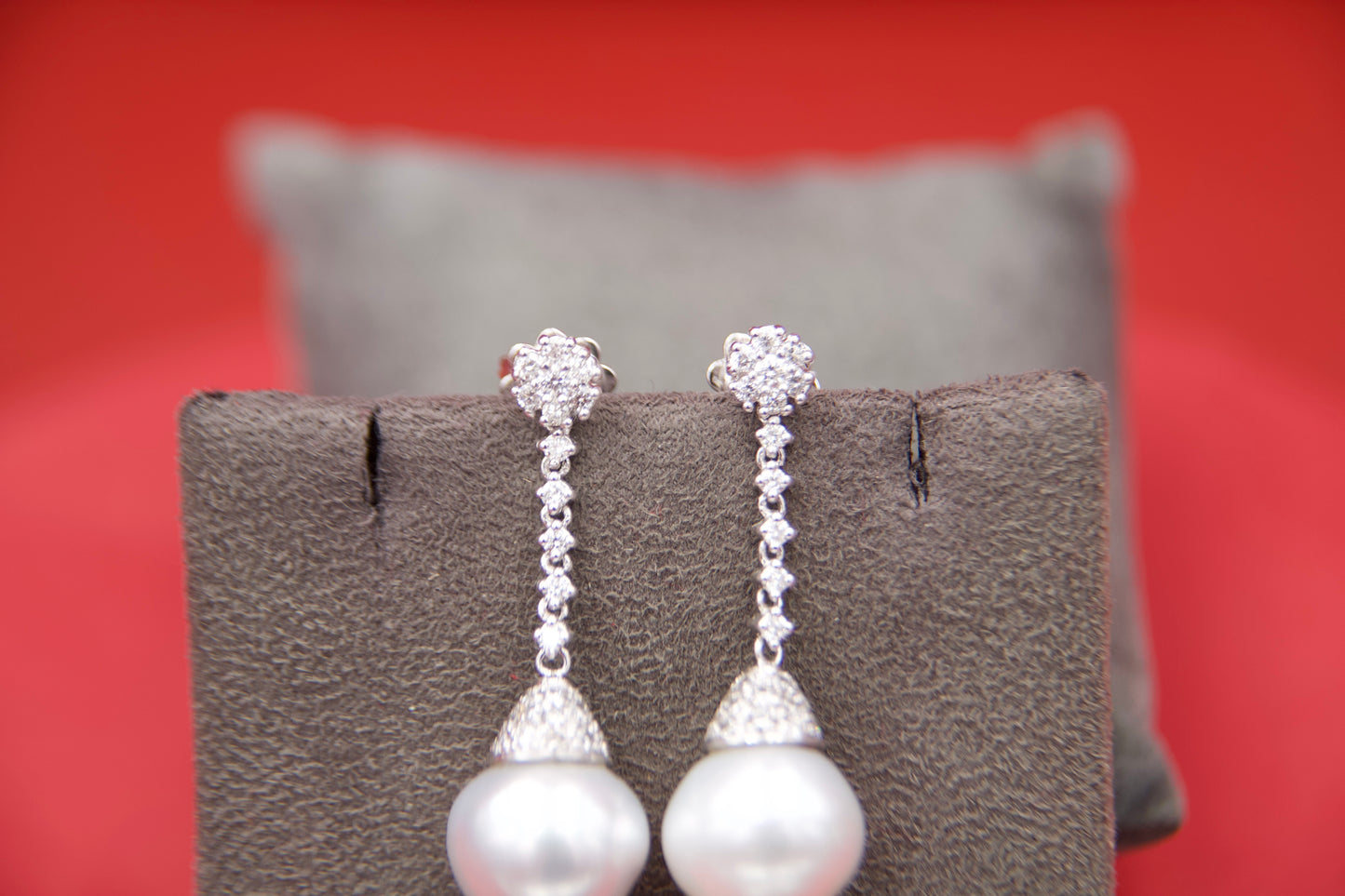 Orecchini pendenti con perle bianche "South Sea"