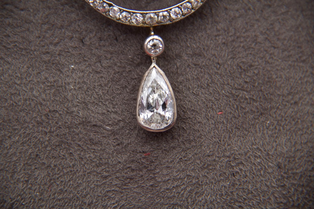Important "1920s" pendant brooch with drop diamond