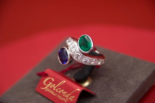 Toi moi ring with sapphire and emerald