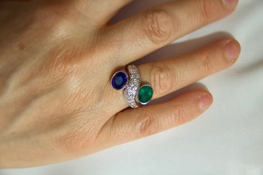 Toi moi ring with sapphire and emerald