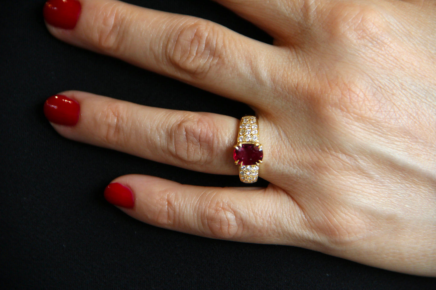 Anello fascia rubino