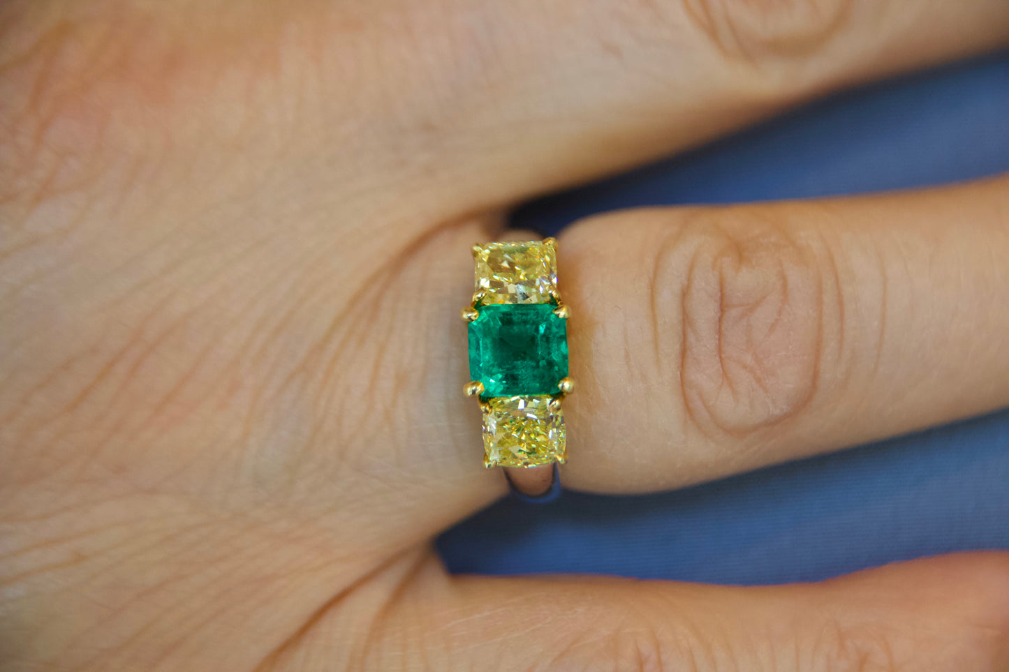 Anello con smeraldo e diamanti fancy yellow