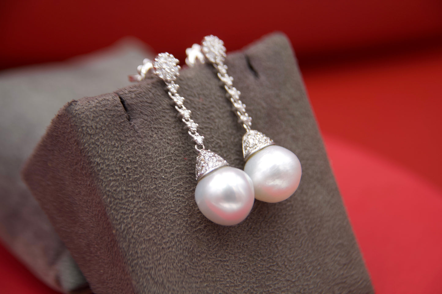 Orecchini pendenti con perle bianche "South Sea"