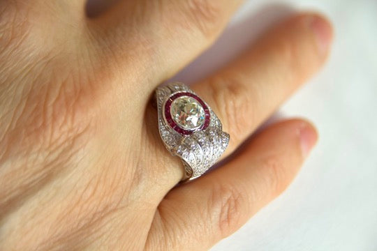 Anello "Art Deco" con Diamante di 2,40 carati e rubini calibrati