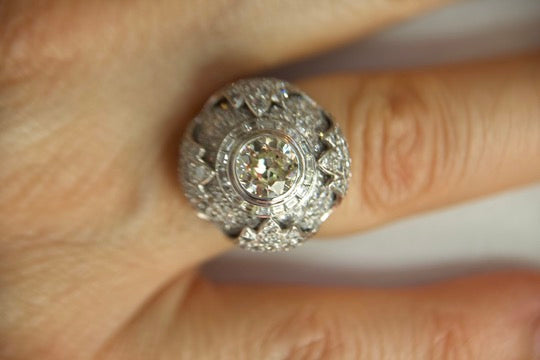 Important "Art Deco" diamond bud ring full of details