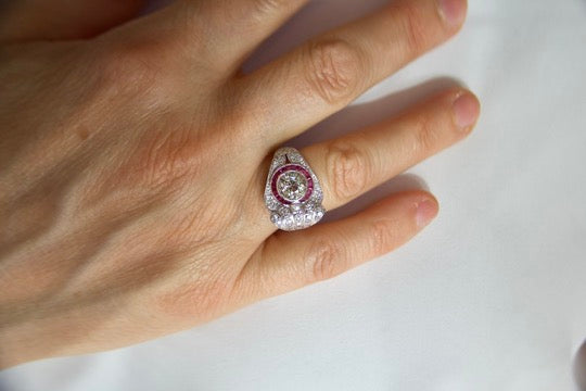 Anello "Art Deco" con Diamante di 2,40 carati e rubini calibrati