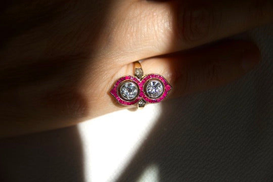 Anello toi moi con rubini calibrati