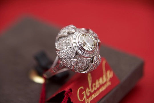 Important "Art Deco" diamond bud ring full of details