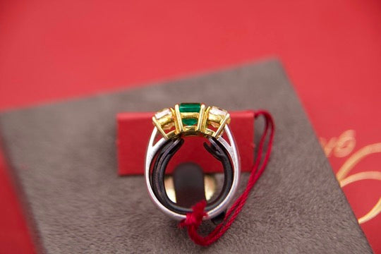 Anello con smeraldo e diamanti fancy yellow