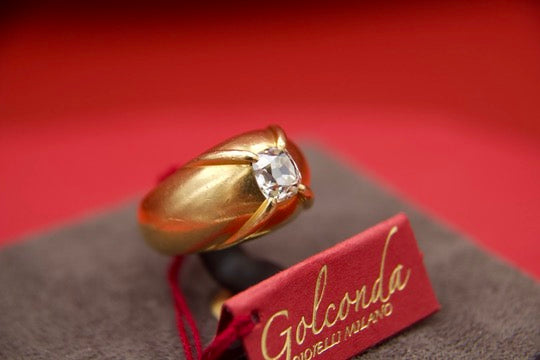 Anello dome con diamante taglio antico