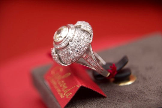 Important "Art Deco" diamond bud ring full of details