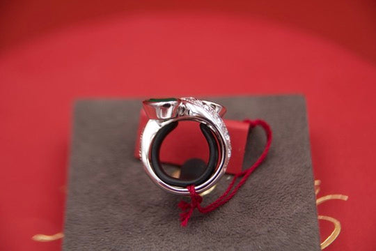 Toi moi ring with sapphire and emerald