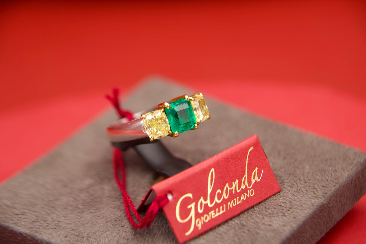 Anello con smeraldo e diamanti fancy yellow