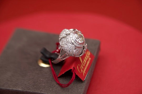 Important "Art Deco" diamond bud ring full of details