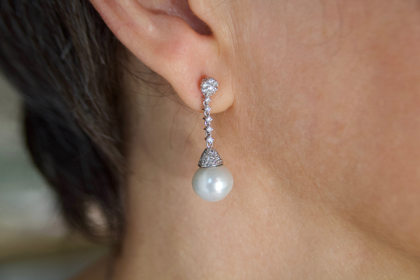 Orecchini pendenti con perle bianche "South Sea"
