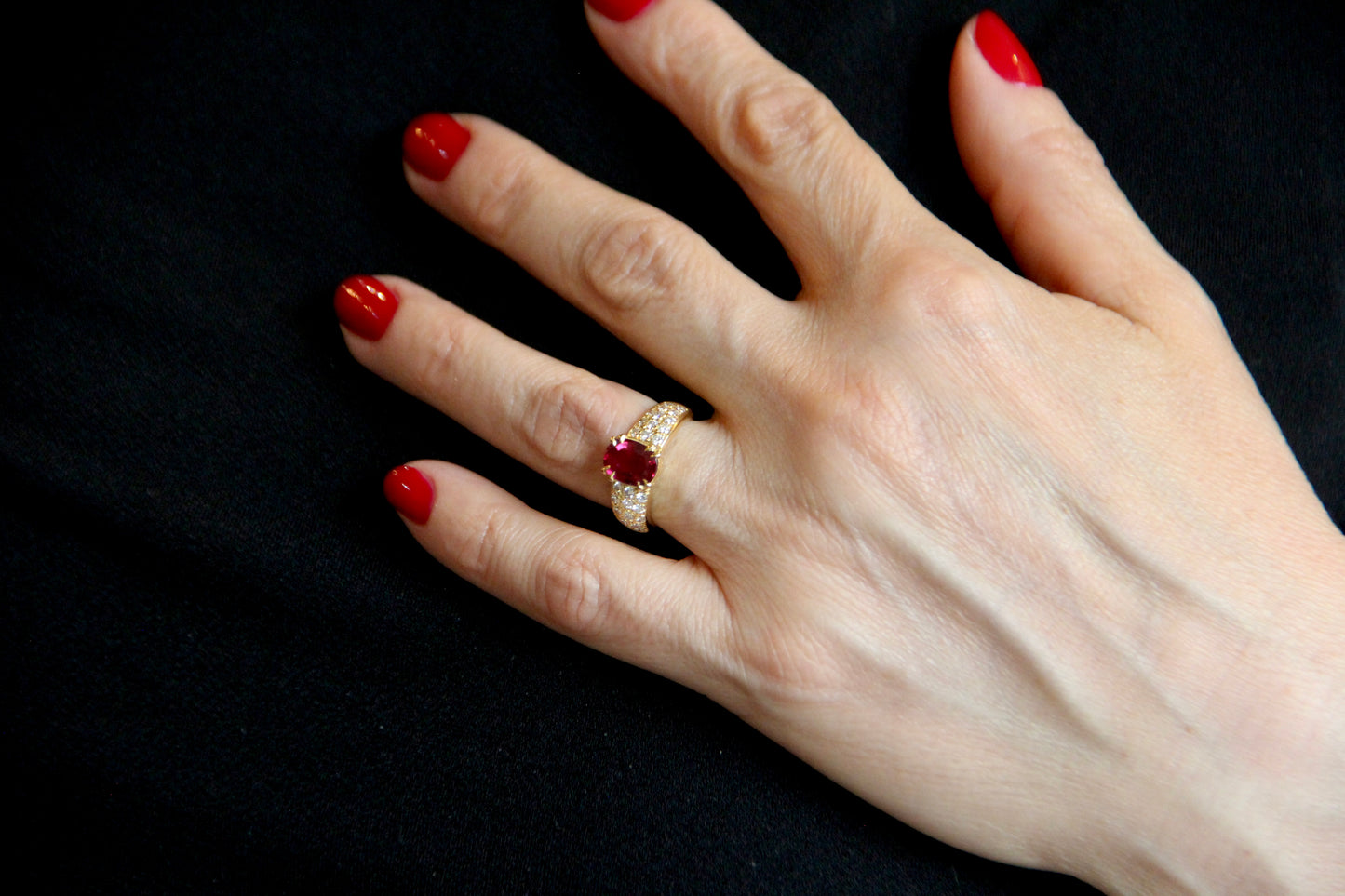 Anello fascia rubino