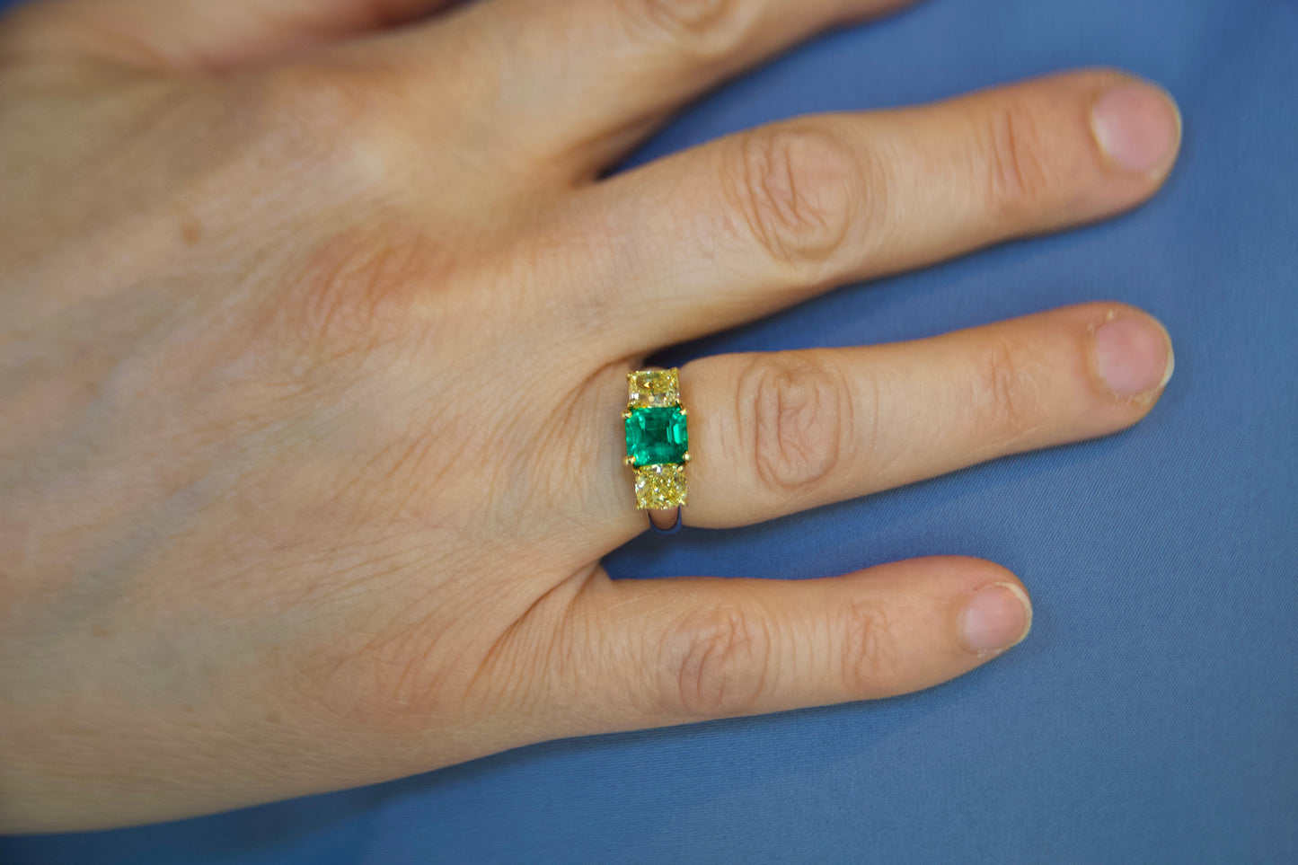 Anello con smeraldo e diamanti fancy yellow