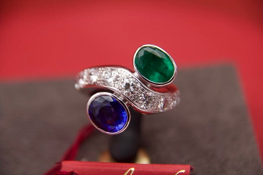 Toi moi ring with sapphire and emerald
