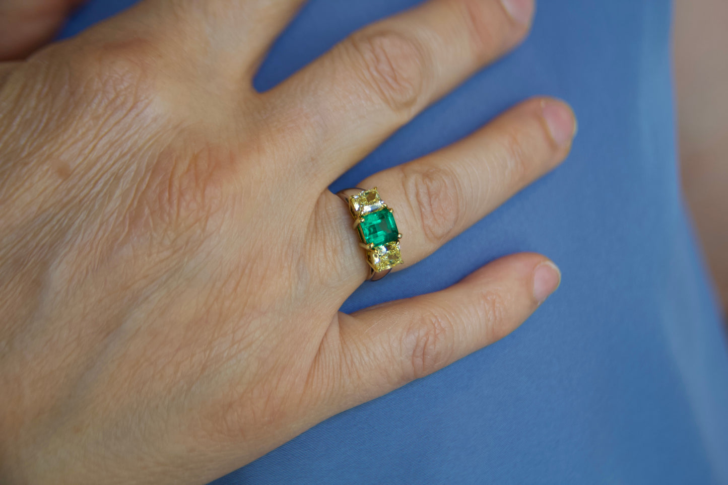 Anello con smeraldo e diamanti fancy yellow