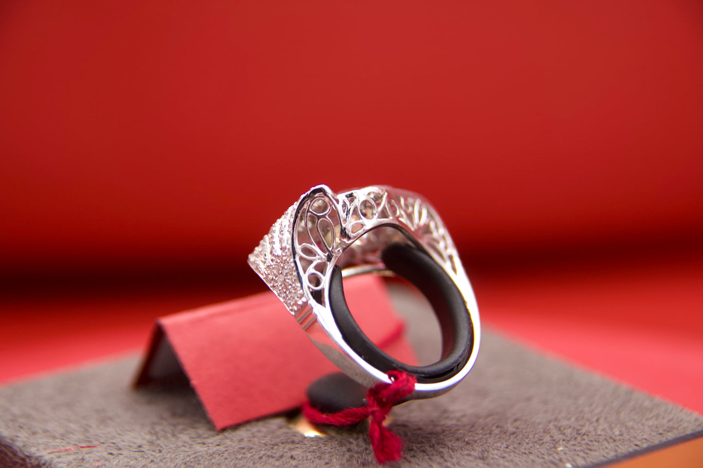 Anello "Art Deco" con Diamante di 2,40 carati e rubini calibrati