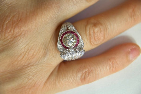Anello "Art Deco" con Diamante di 2,40 carati e rubini calibrati
