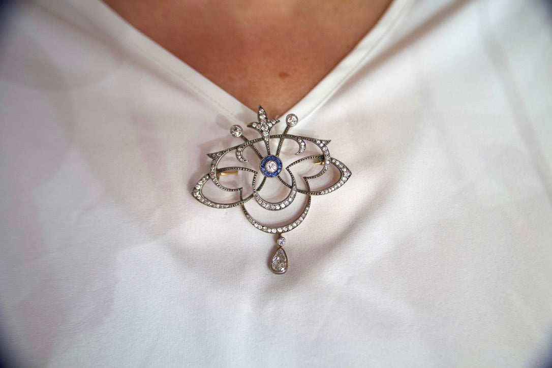 Important "1920s" pendant brooch with drop diamond