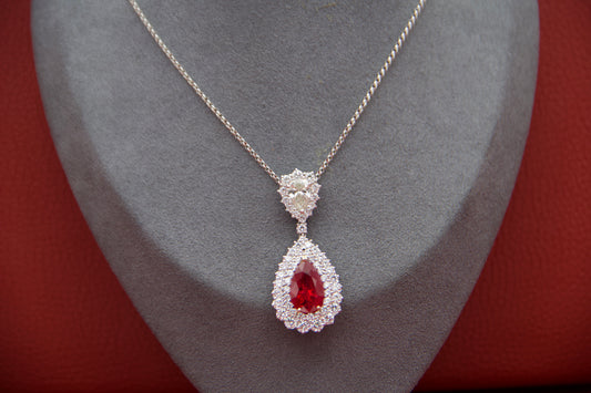 Collana con rubino e diamanti