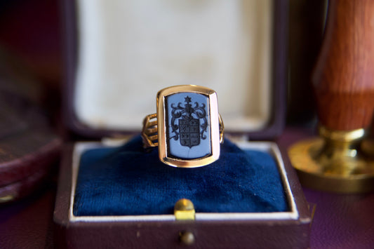 Anello antico con "stemma nobiliare" inciso a mano su agata