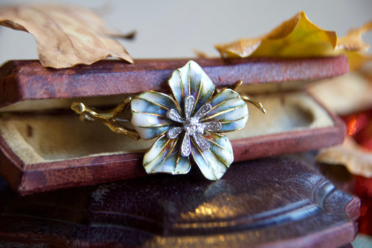 Spilla "Vintage" a forma di fiore smaltata e diamanti