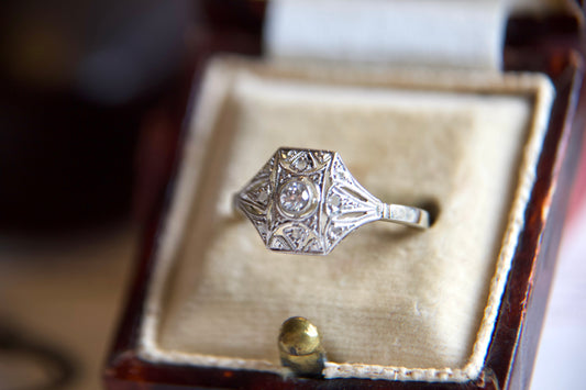 Anello Art decò francese in oro bianco e platino con diamanti